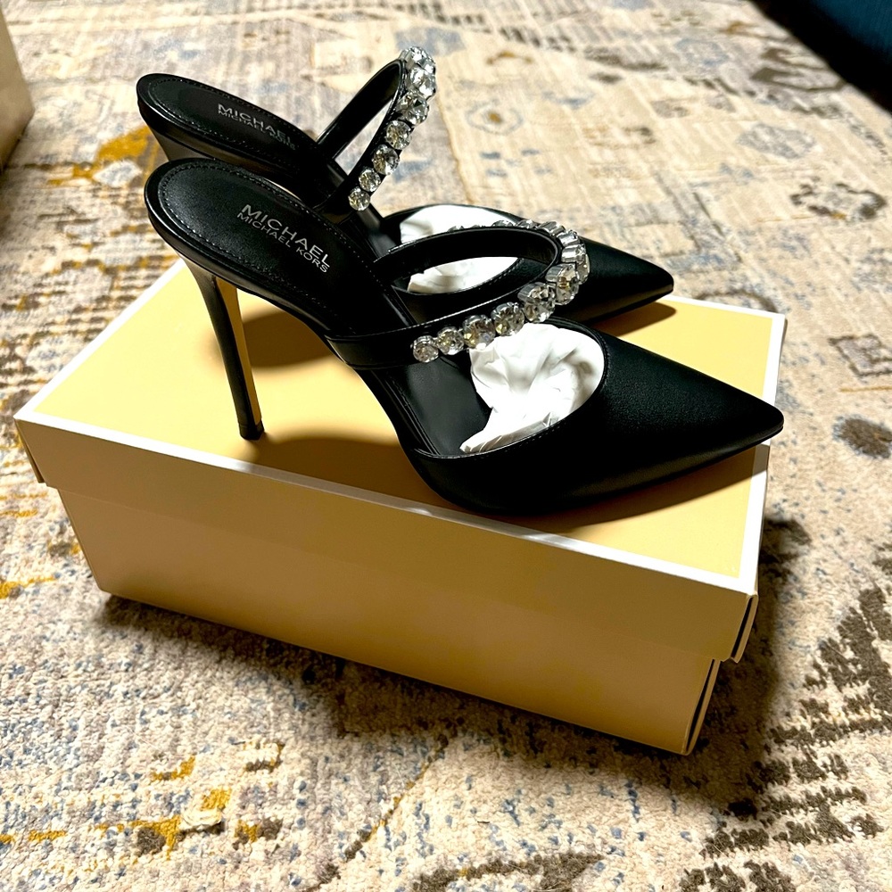 Jessa Embellished Leather Mule
Color: BLACK
Size: 7
Quantity: 1